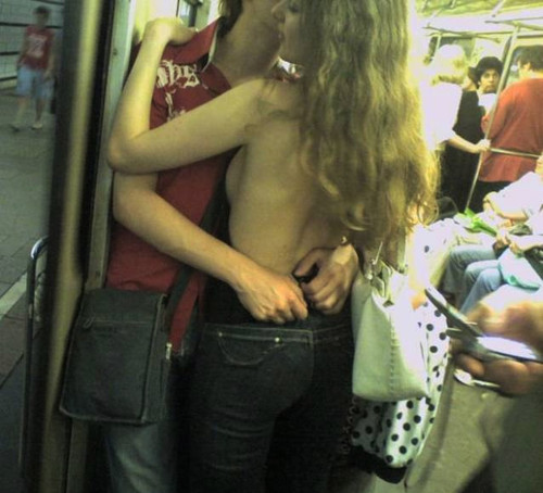 Нежный секс в общественном транспорте